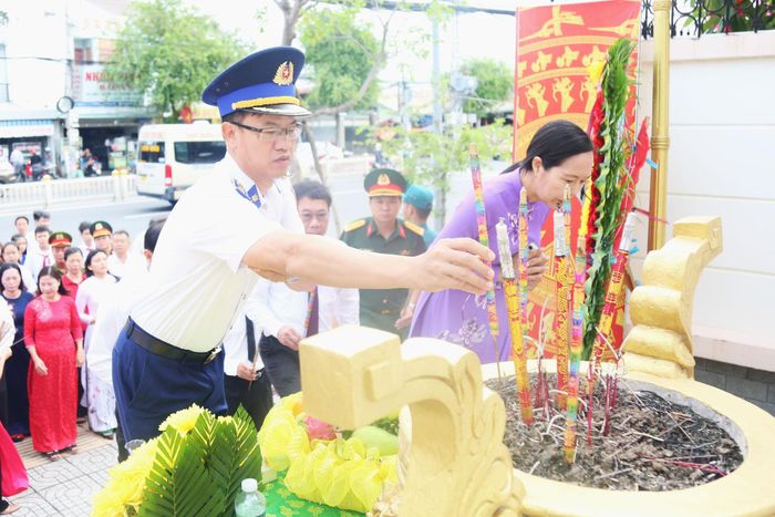 Thủ trưởng Bộ Tư lệnh Vùng Cảnh sát biển 3 tham gia dâng hương tại Bia tưởng niệm Phước Thành