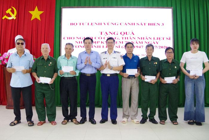 Vùng Cảnh sát biển 3 tặng quà gia đình liệt sĩ, thương binh, người có công