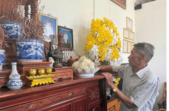 Ông Nguyễn Tăng Thà, cậu ruột của liệt sĩ Nguyễn Công Tuấn vui mừng khi mẫu ADN của mình giúp xác định chính xác danh tính người cháu đã hy sinh. Ảnh: Lê Quỳnh