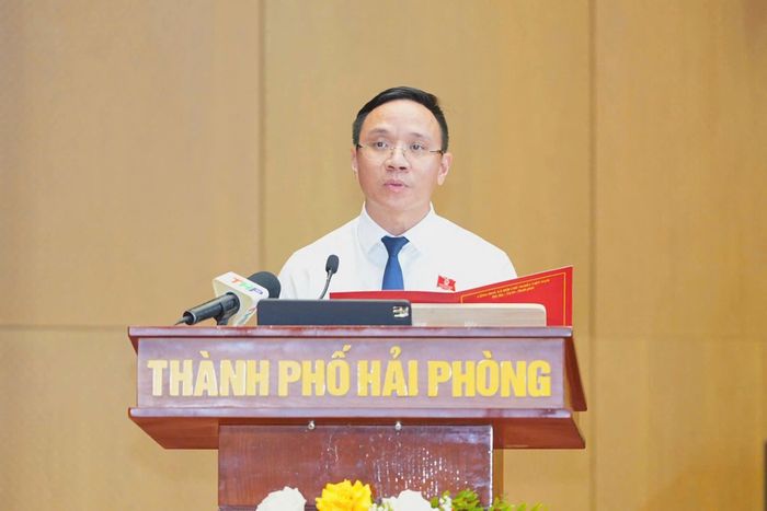 Phó Chủ tịch Thường trực HĐND thành phố Đào Trọng Đức trình bày Chương trình Kỳ họp thứ Ba, HĐND thành phố Hải Phòng Khóa XVII. Ảnh: Nguyễn Ánh