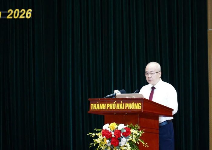 Phó Bí thư Thành ủy, Chủ tịch UBND thành phố Đỗ Thành Trung trình bày báo cáo tình hình phát triển kinh tế - xã hội thành phố 6 tháng đầu năm; nhiệm vụ, giải pháp trọng tâm 6 tháng cuối năm 2026 tại Kỳ họp thứ Ba. Ảnh: Nguyễn Ánh