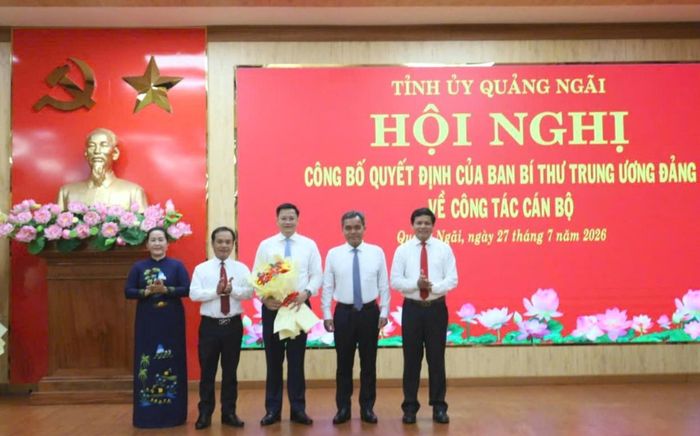 Lãnh đạo tỉnh Quảng Ngãi tặng hoa chúc mừng Phó Bí thư Tỉnh ủy Nguyễn Đức Tâm
