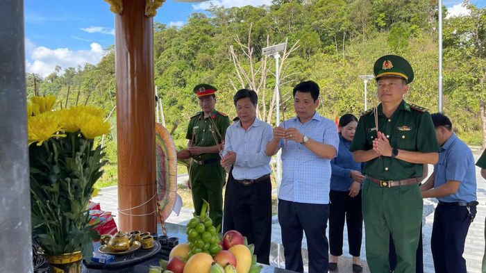 Cán bộ, chiến sĩ Đồn Biên phòng Cà Xèng cùng cấp ủy, chính quyền xã Kim Phú dâng hương tưởng niệm các Anh hùng liệt sĩ tại Nghĩa trang Liệt sĩ Minh Hóa. Ảnh: Huy Thắng