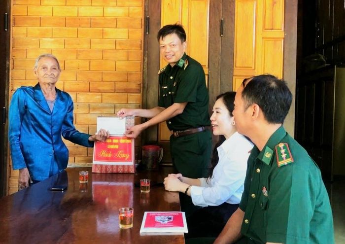 Đoàn công tác Đồn Biên phòng Cà Xèng phối hợp với cấp ủy, chính quyền xã Kim Phú thăm, trao quà gia đình người có công với cách mạng. Ảnh: Huy Thắng