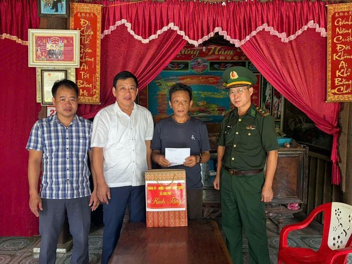 Đoàn công tác Đồn Biên phòng Cà Xèng phối hợp với cấp ủy, chính quyền xã Kim Phú thăm, trao quà gia đình người có công với cách mạng. Ảnh: Huy Thắng