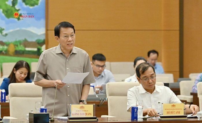 Bộ trưởng Bộ Công an, Đại tướng Lương Tam Quang trình bày Tờ trình tóm tắt của Chính phủ. Ảnh: Quang Khánh