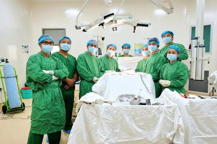 Các bác sĩ trong ca ghép thận lần 3 cho người bệnh. Ảnh: BVCC