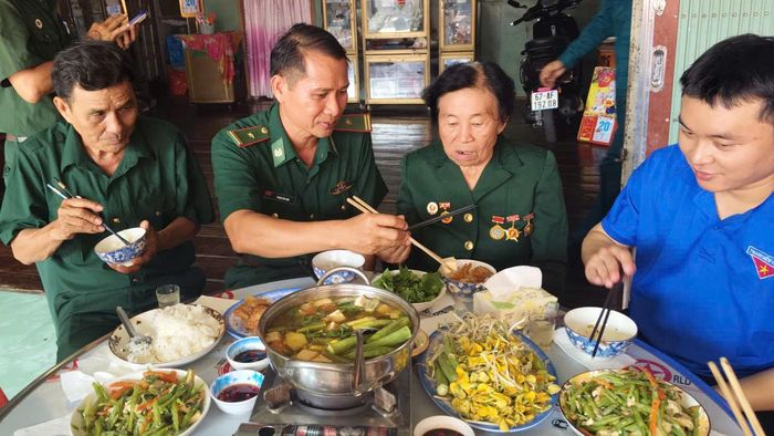 Bộ đội Biên phòng An Giang còn phối hợp với lực lượng đoàn viên, thanh niên tổ chức bữa cơm gia đình với các gia đình chính sách, người có công.... Ảnh: Tiến Vinh