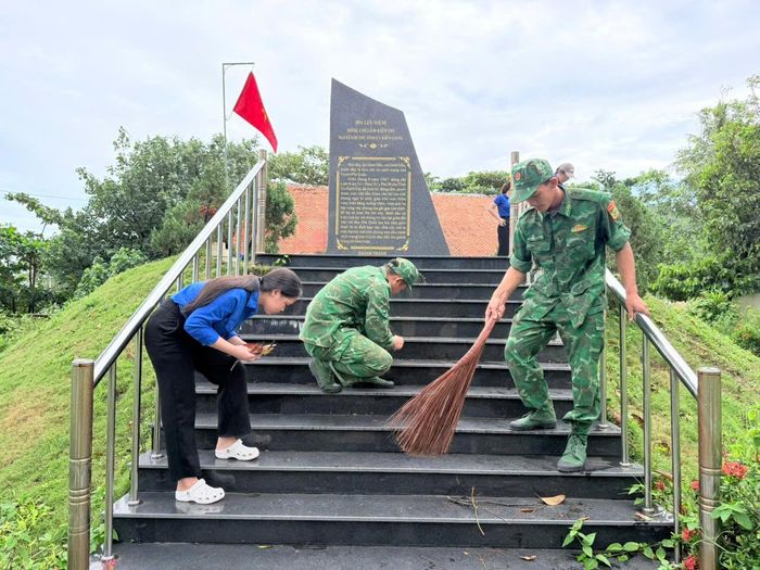 Cán bộ, chiến sĩ Bộ đội Biên phòng An Giang cùng thanh niên vệ sinh khu nghĩa trang