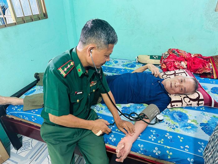Bộ đội Biên phòng An Giang tổ chức khám bệnh cho các gia đình chính sách. Ảnh: Tiến Vinh