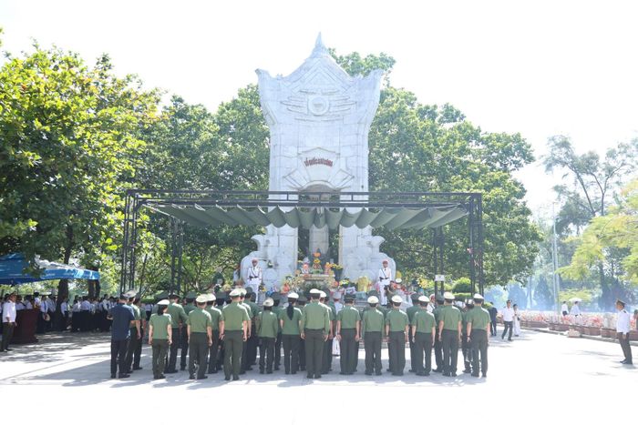 Thứ trưởng Phạm Thế Tùng cùng Đoàn công tác dâng hương tưởng niệm các Anh hùng liệt sĩ tại Nghĩa trang Liệt sĩ Quốc gia Trường Sơn.