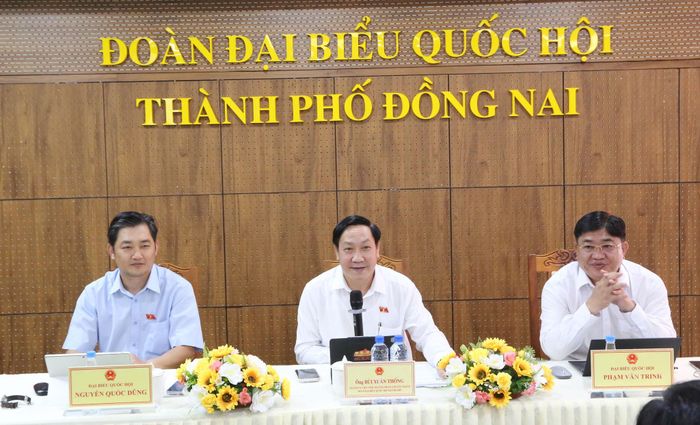 Phó Trưởng đoàn Thường trực Đoàn ĐBQH TP. Đồng Nai Bùi Xuân Thống (giữa) điều hành hội nghị. Ảnh: Văn Dũng