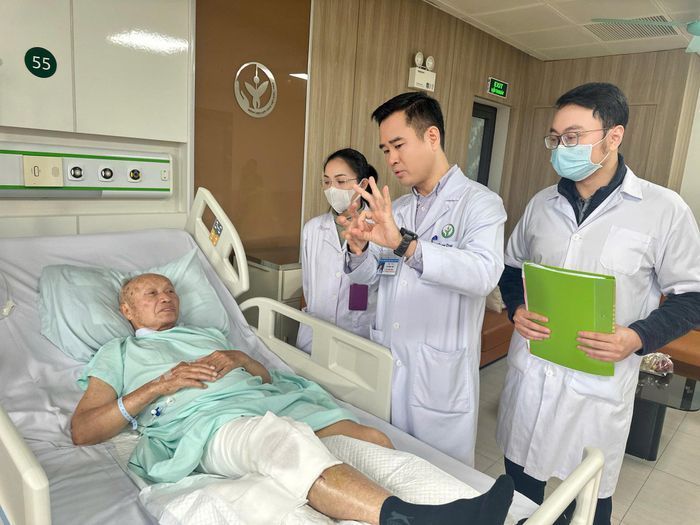 TTƯT.TS.BS Vũ Trung Trực, Phó Trưởng khoa Phẫu thuật Hàm mặt, Tạo hình - Thẩm mỹ, thăm khám người bệnh sau ca phẫu thuật. Ảnh: BVCC