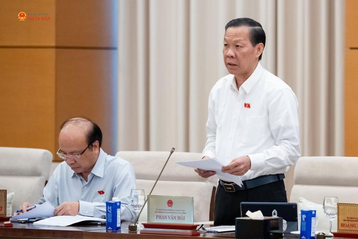 Chủ nhiệm Ủy ban Kinh tế và Tài chính Phan Văn Mãi trình bày Báo cáo tóm tắt ý kiến về định hướng xây dựng dự án Luật