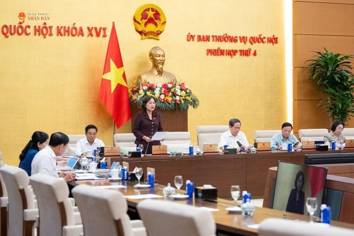 Phó Chủ tịch Quốc hội Nguyễn Thị Hồng điều hành nội dung phiên họp