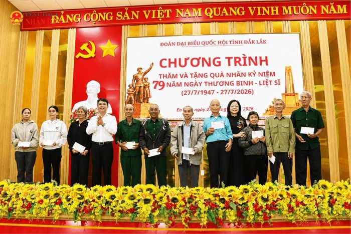 Chương trình thăm, tặng quà thể hiện đạo lý “Uống nước nhớ nguồn”, góp phần động viên các thương binh, bệnh binh, thân nhân liệt sĩ và người có công với cách mạng trên địa bàn phường Ea Kao