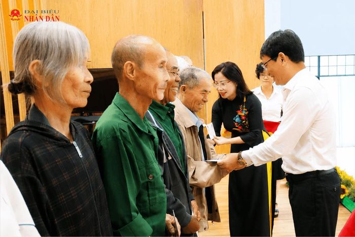 Phó Trưởng đoàn chuyên trách Đoàn ĐBQH tỉnh Nguyễn Thị Thu Nguyệt cùng lãnh đạo phường Ea Kao các thương bệnh binh, thân nhân liệt sĩ và người có công với cách mạng