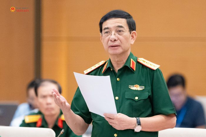 Phó Thủ tướng, Bộ trưởng Bộ Quốc phòng, Đại tướng Phan Văn Giang trình bày Tờ trình dự án Luật