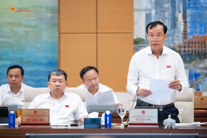 Chủ nhiệm Ủy ban Quốc phòng, An ninh và Đối ngoại Lê Tấn Tới trình bày tóm tắt Báo cáo thẩm tra sơ bộ dự án Luật