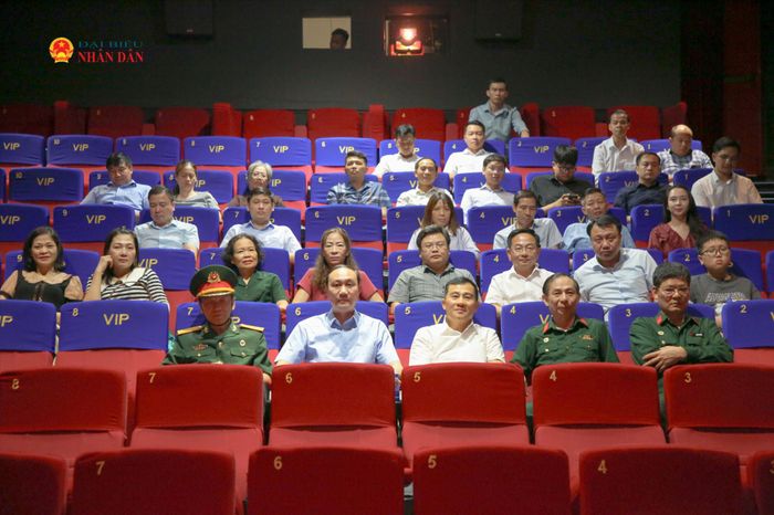 Chương trình sinh hoạt chuyên đề ý nghĩa với hoạt động xem phim tư liệu - lịch sử "Mùi cỏ cháy" đúng dịp kỷ niệm 79 năm Ngày Thương binh - Liệt sĩ