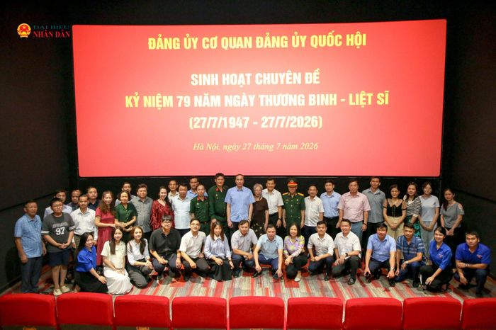 Các đại biểu chụp ảnh lưu niệm buổi sinh hoạt chuyên đề