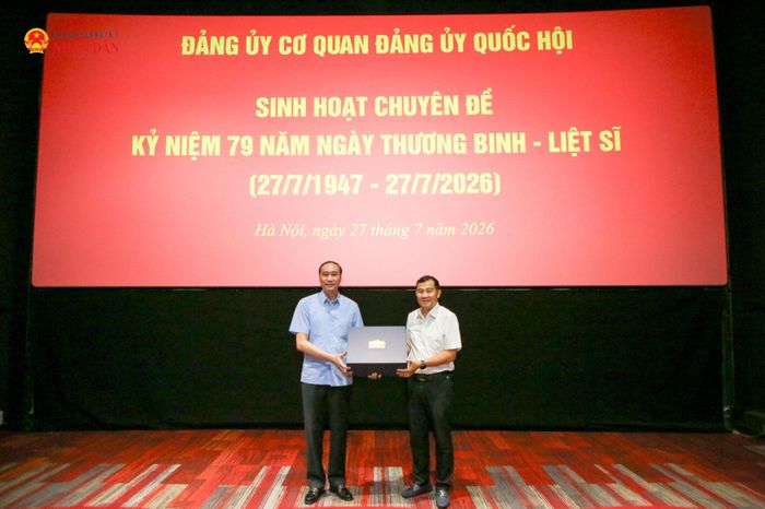 Phó Bí thư Đảng ủy Quốc hội, Bí thư Đảng ủy Cơ quan Đảng ủy Quốc hội tặng quà lưu niệm Trung tâm Chiếu phim Quốc gia