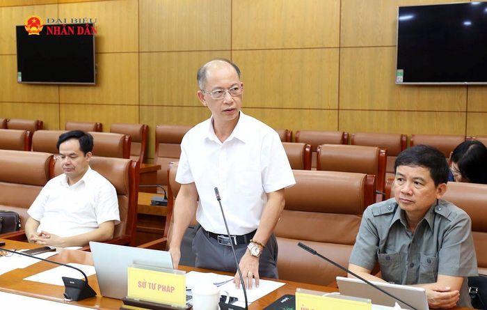 Đại diện lãnh đạo Sở Tư pháp đóng góp ý kiến tại hội nghị