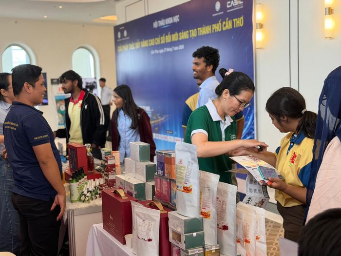 Sinh viên nước ngoài thích thú tìm hiểu các mô hình đổi mới sáng tạo tại hội thảo