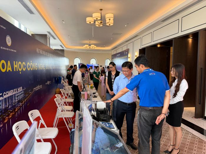 Các đại biểu dự hội thảo tham quan mô hình kỹ thuật số