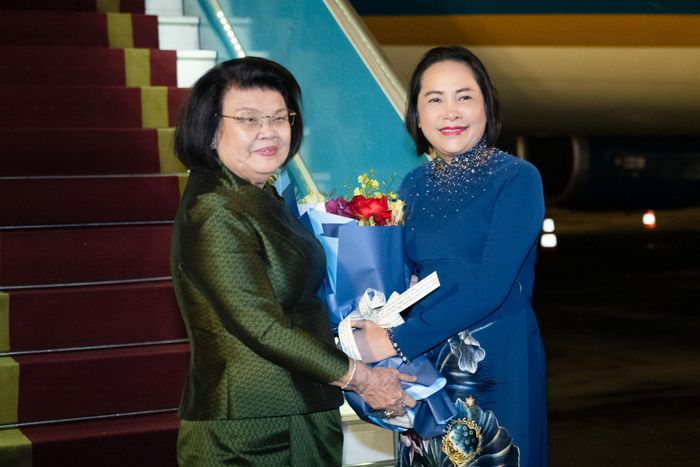 Phó Chủ tịch Quốc hội Nguyễn Thị Thanh đón Chủ tịch Quốc hội Vương quốc Campuchia Samdech Khuon Sudary tại Sân bay quốc tế Nội Bài