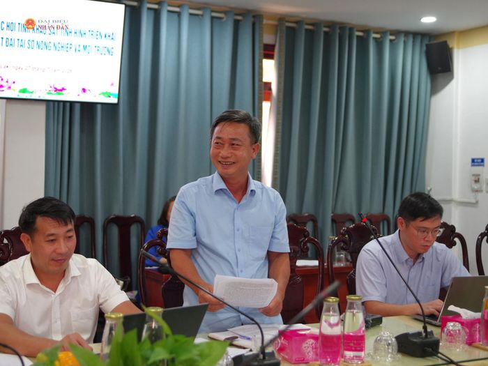 Đại diện Văn phòng Đăng ký đất đai tỉnh báo cáo tại buổi làm việc