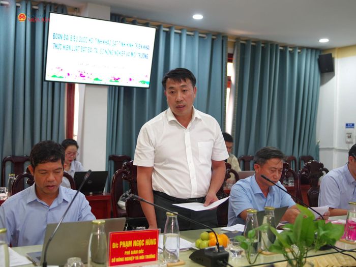 Đại diện Chi cục Quản lý đất đai (Sở Nông nghiệp và Môi trường) báo cáo tại buổi làm việc