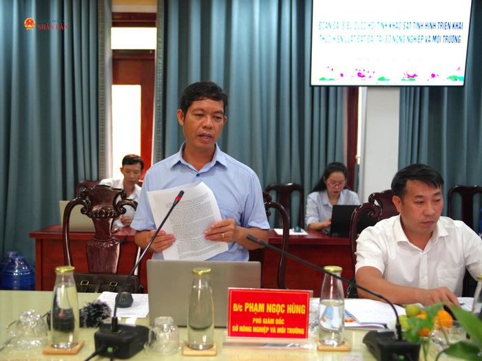 Phó Giám đốc Sở Nông nghiệp và Môi trường Phạm Ngọc Hùng báo cáo tại buổi làm việc