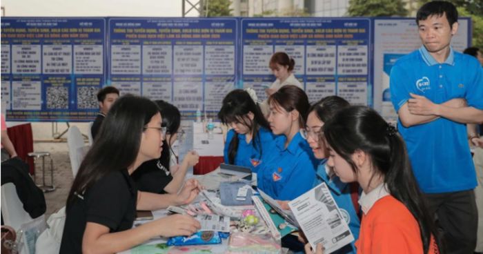 Phiên giao dịch việc làm lưu động xã Đông Anh thu hút nhiều người tham gia.