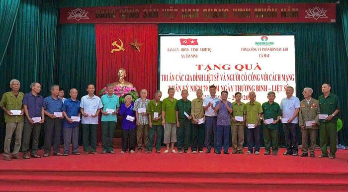 Những phần quà nghĩa tình từ Phân bón Cà Mau được trao gửi đến các gia đình chính sách tại xã Tân Ninh, tỉnh Thanh Hóa tiếp nối đạo lý “Uống nước nhớ nguồn”. Ảnh: PVCFC.