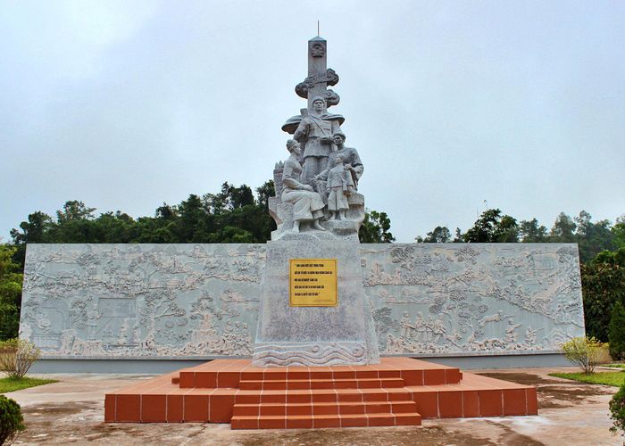 Tượng đài Anh hùng liệt sĩ Trần Văn Thọ và đồng bào biên giới, tấm phù điêu đắp nổi trong Khu tưởng niệm Liệt sĩ Trần Văn Thọ, xã Sín Thầu, Điện Biên.