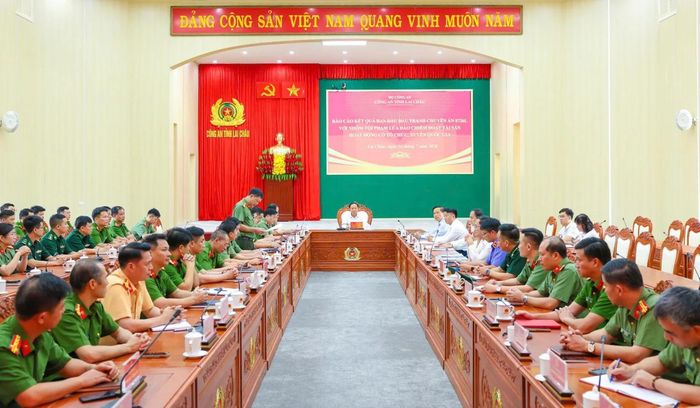 Toàn cảnh buổi biểu dương Ban Chuyên án Công an tỉnh Lai Châu triệt phá đường dây lừa đảo chiếm đoạt tài sản hoạt động tại Lào, bắt giữ 40 đối tượng người Việt Nam.