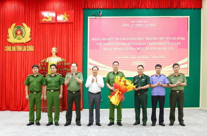 Đồng chí Lê Minh Ngân - Bí thư Tỉnh ủy Lai Châu tặng hoa chúc mừng Ban Chuyên án, Công an tỉnh Lai Châu.