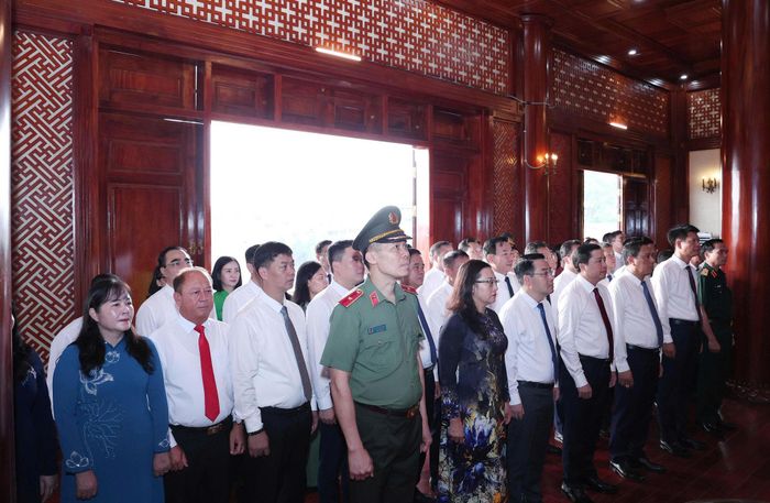 Đoàn dâng hoa, dâng hương và dành phút tưởng niệm Chủ tịch Hồ Chí Minh, viếng các Anh hùng liệt sĩ.