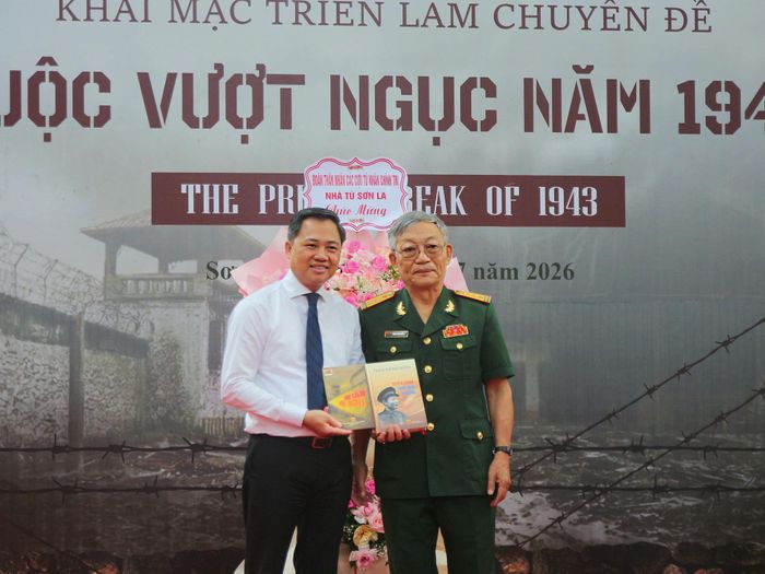 Thân nhân chiến sĩ cộng sản Trần Đăng Ninh tặng hoa và sách cho tỉnh Sơn La.
