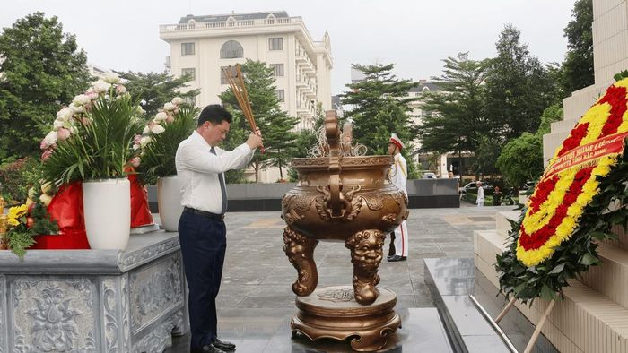 Bí thư Tỉnh ủy Bắc Ninh Nguyễn Hồng Thái dâng hương tại Đài tưởng niệm các Anh hùng liệt sĩ tỉnh, phường Bắc Giang.