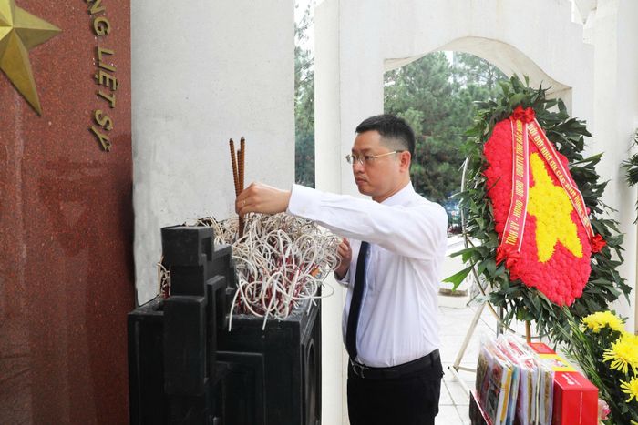 Phó Bí thư Tỉnh ủy Bắc Ninh Trần Huy Phương dâng hương tại Đài tưởng niệm các Anh hùng liệt sĩ tỉnh, phường Kinh Bắc.