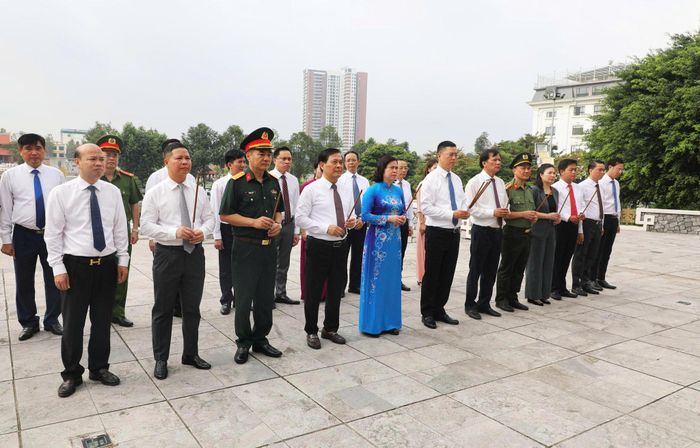 Các đại biểu dâng hoa tại Đài tưởng niệm các Anh hùng liệt sĩ tỉnh, phường Kinh Bắc.