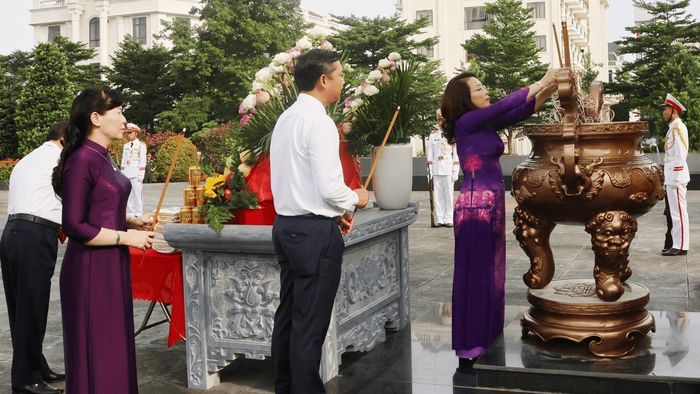 Từ phải sang: Phó Bí thư Thường trực Tỉnh ủy, Trưởng Đoàn đại biểu Quốc hội tỉnh Bắc Ninh Nguyễn Thị Hương; Phó Bí thư Tỉnh ủy, Chủ tịch HĐND tỉnh Nguyễn Việt Oanh; Chủ tịch Ủy ban MTTQ tỉnh Nguyễn Thị Hà dâng hương tại Đài tưởng niệm các Anh hùng liệt sĩ tỉnh, phường Bắc Giang.
