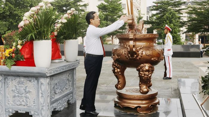 Chủ tịch UBND tỉnh Bắc Ninh Phạm Hoàng Sơn dâng hương tại Đài tưởng niệm các Anh hùng liệt sĩ tỉnh, phường Bắc Giang.