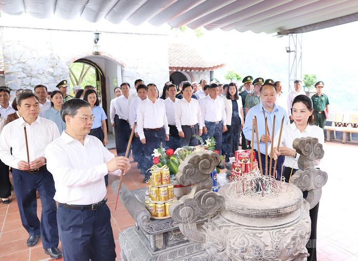 Các đồng chí Thường trực Tỉnh ủy Tuyên Quang dâng hương trước Nhà bia tưởng niệm các Anh hùng liệt sĩ. Ảnh Báo Tuyên Quang