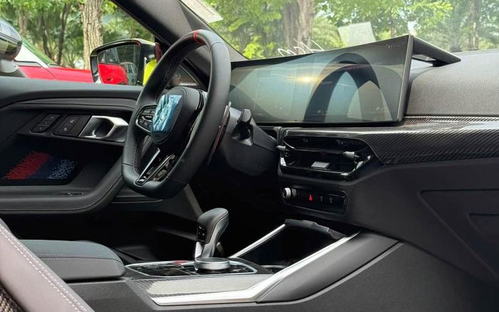 Nhiều chi tiết carbon xuất hiện bên trong. Ảnh: Đại lý