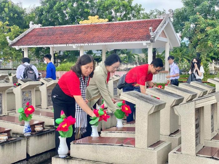 Mỗi nén hương được thắp lên là lời tri ân sâu sắc của thế hệ hôm nay đối với các anh hùng liệt sĩ đã hy sinh vì độc lập, tự do của Tổ quốc