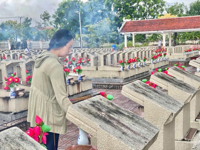 Các thành viên của đoàn thắp hương ở từng phần mộ liệt sĩ