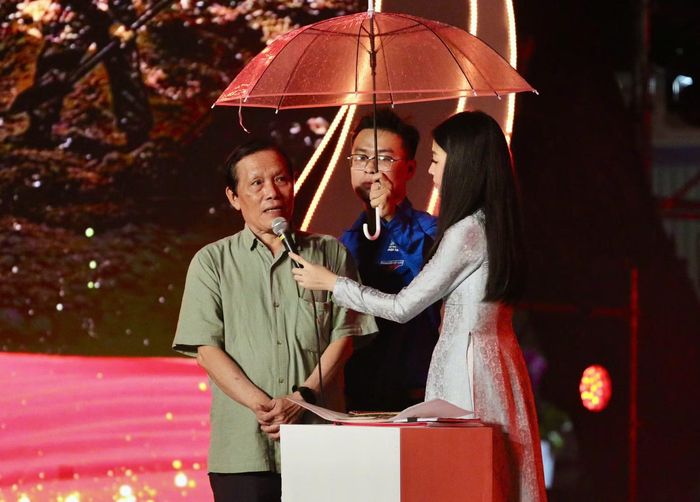 Ông Lê Chí Công, con trai của Anh hùng LLVTND, Liệt sĩ Lê Thị Riêng chia sẻ cảm xúc tại chương trình.